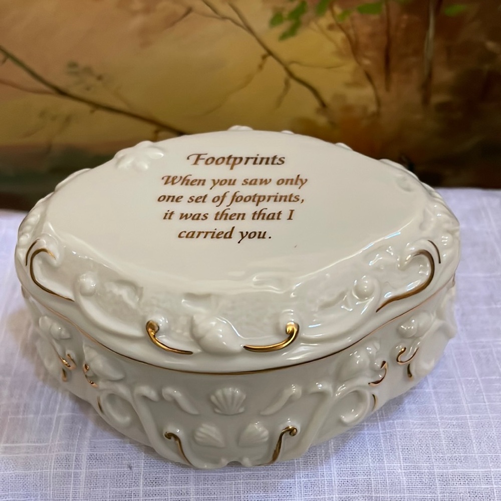 Lenox Fine Porcelain Footprints Musical Box or Trinket Holder with 24k gold
